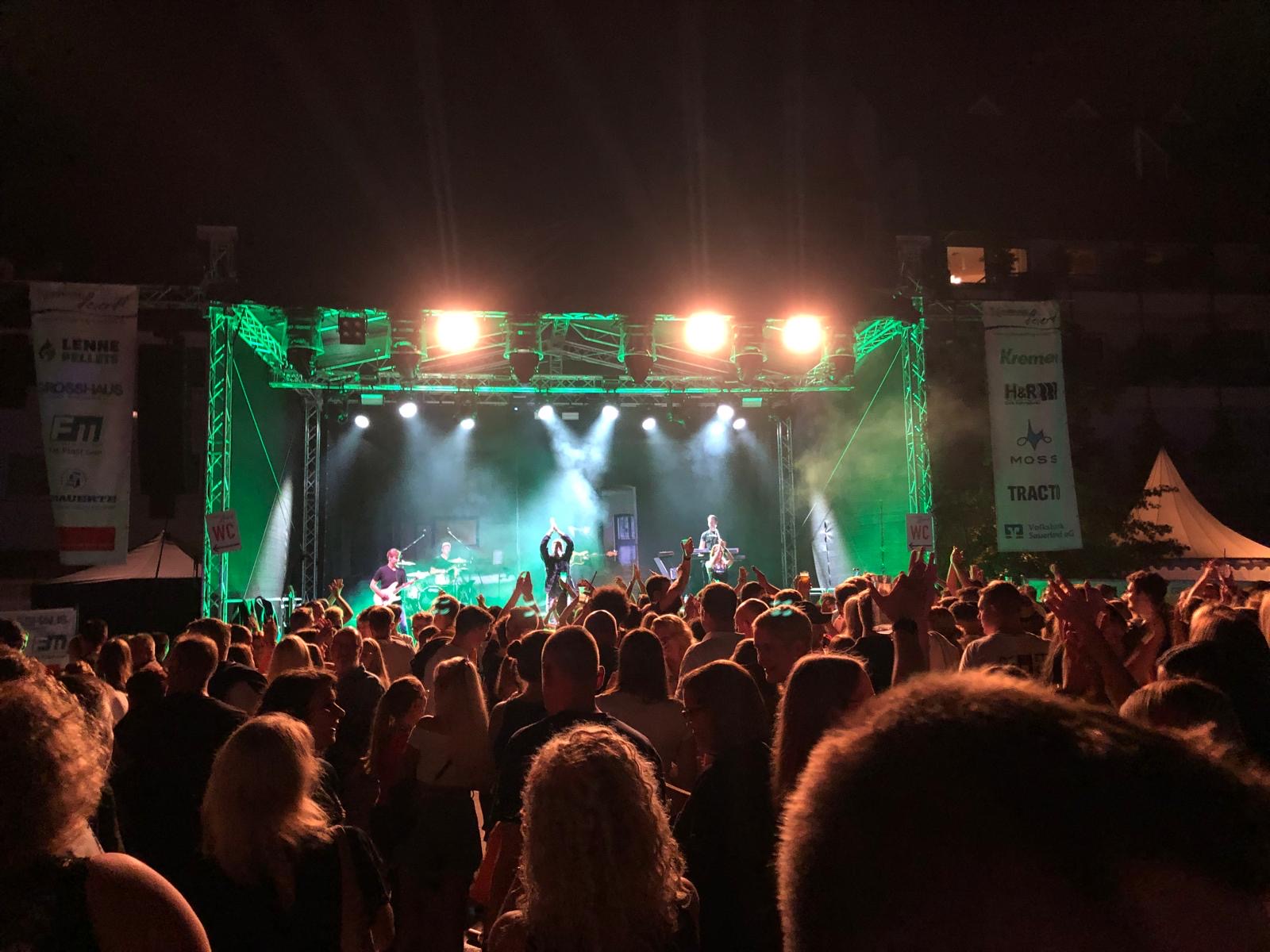 Die Tribüne vom Stadfest aus der Menschenmenge heraus